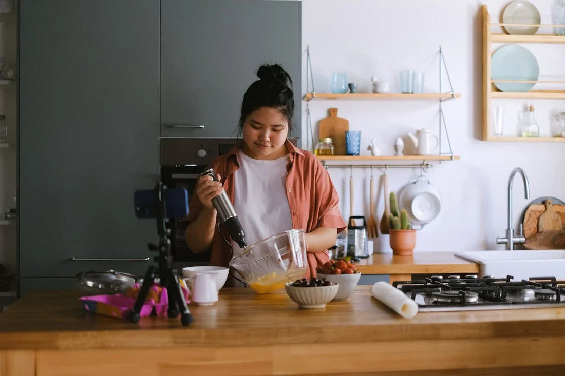 Mulher preparando uma receita com cupuaçu